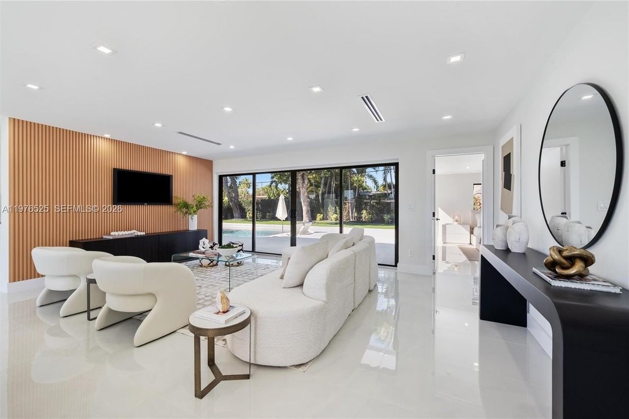 1931 Ne 186th Dr - Photo 3 of 17