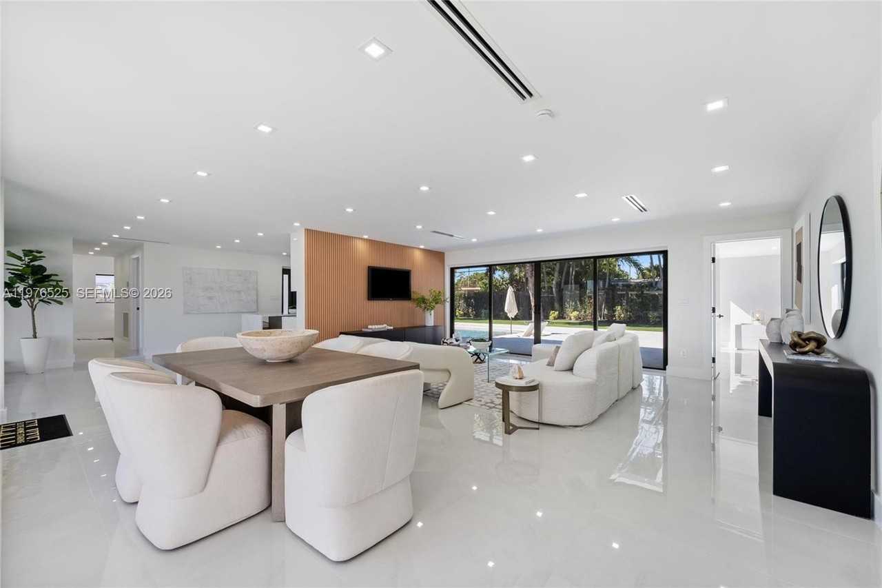 1931 Ne 186th Dr - Photo 5 of 17