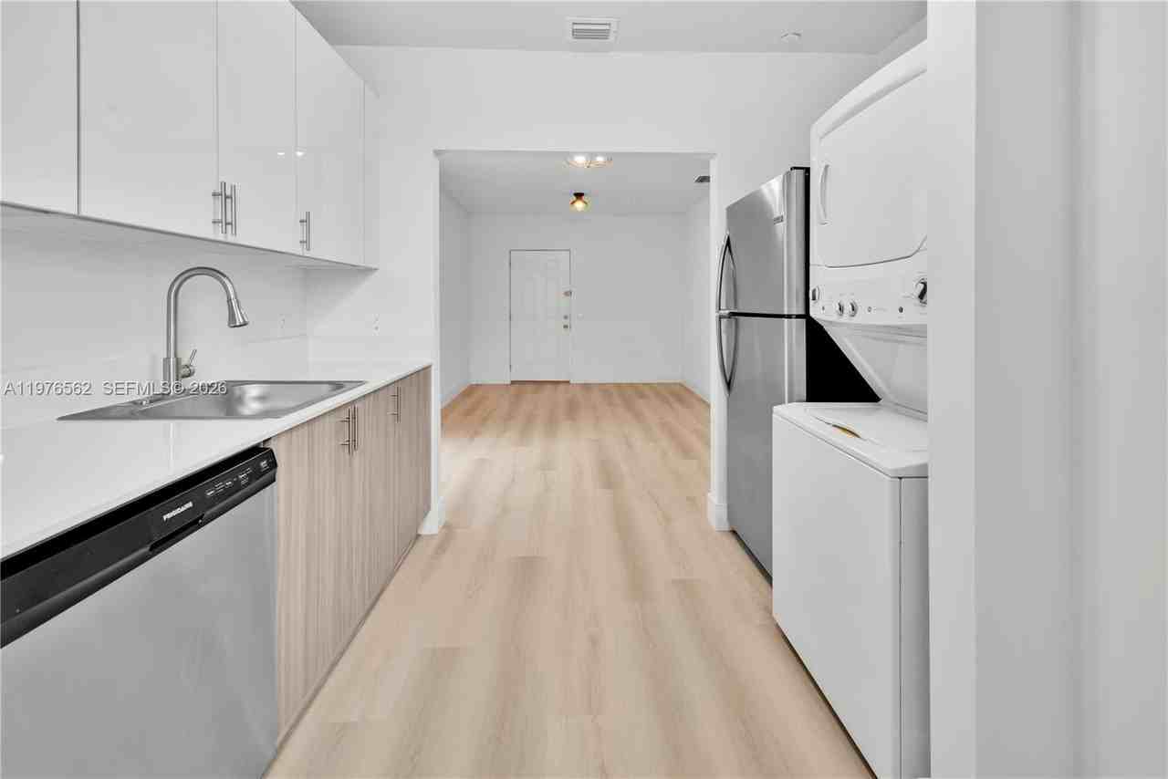 1119 Sw 6th St #203 - Photo 3 of 9