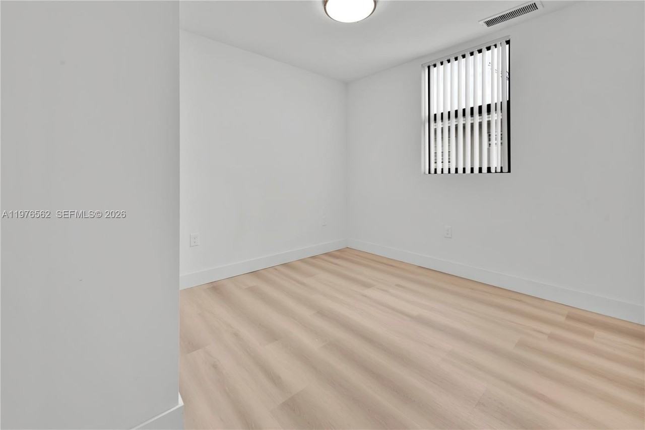 1119 Sw 6th St #203 - Photo 4 of 9