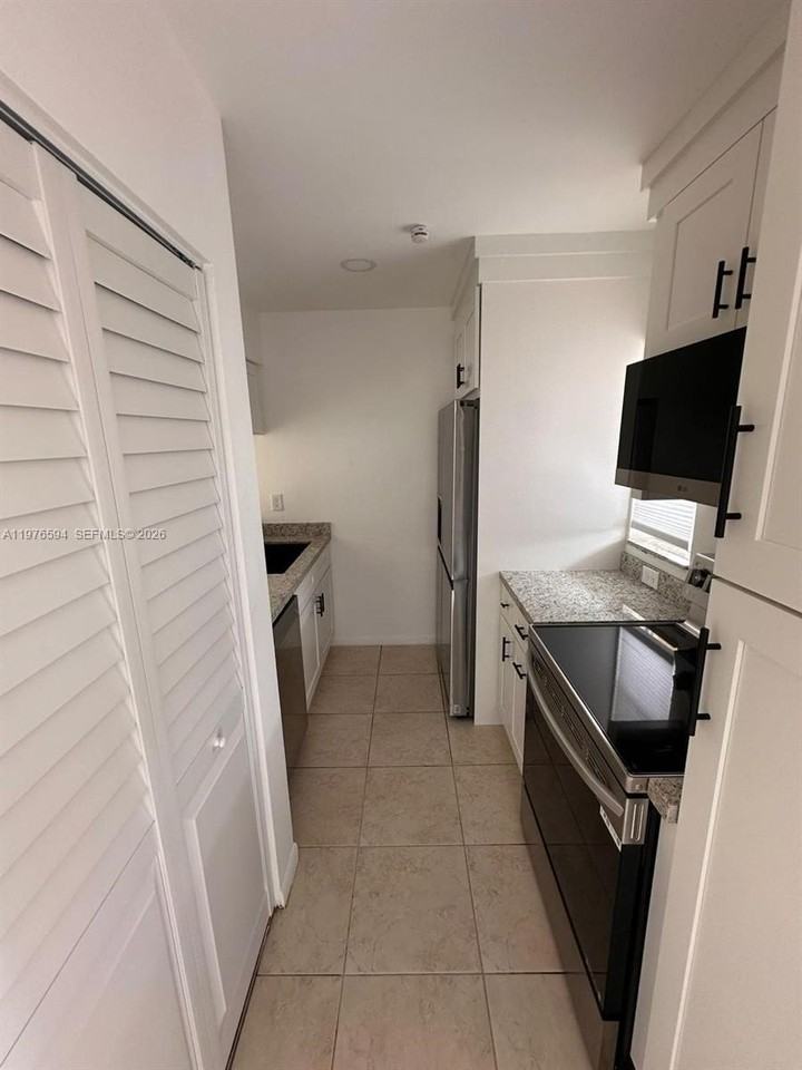 910 Twin Lakes Dr #8K - Photo 4 of 31