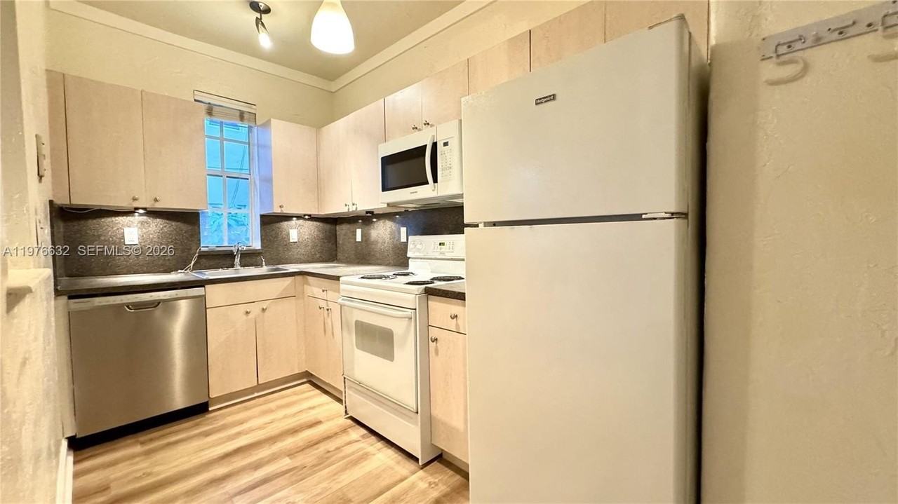 1335 Pennsylvania Ave #3 - Photo 7 of 20