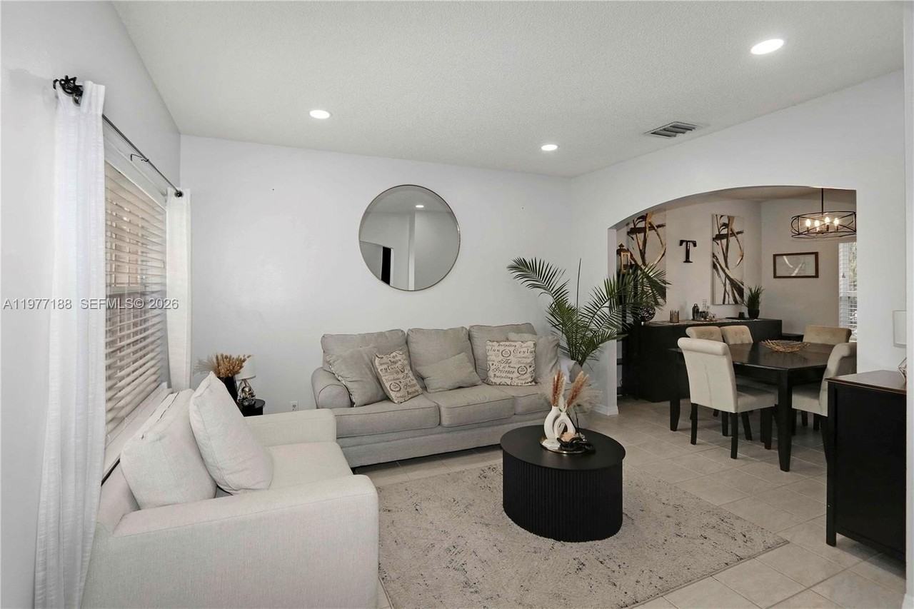 2232 Sw 120th Ave - Photo 4 of 36