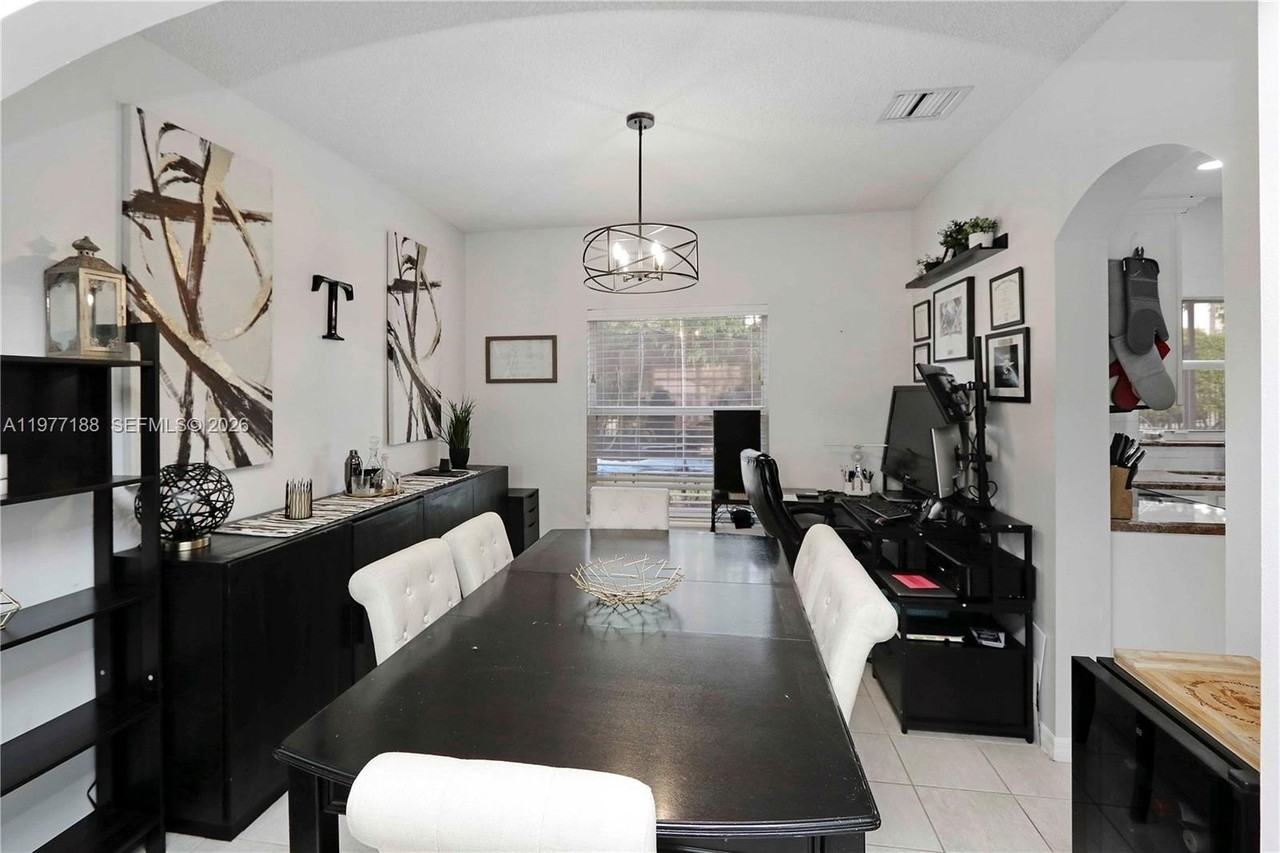 2232 Sw 120th Ave - Photo 6 of 36