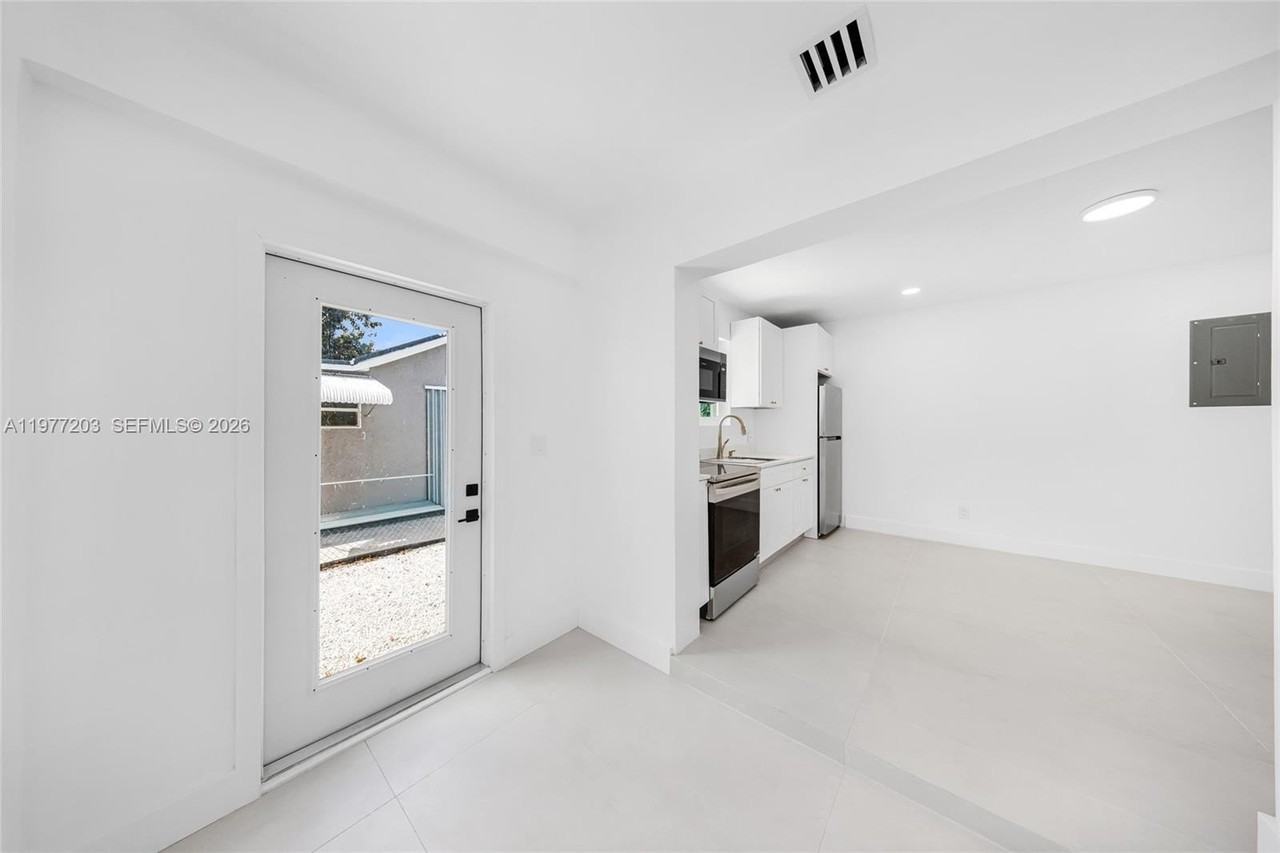 250 Nw 98th St #R - Photo 2 of 13