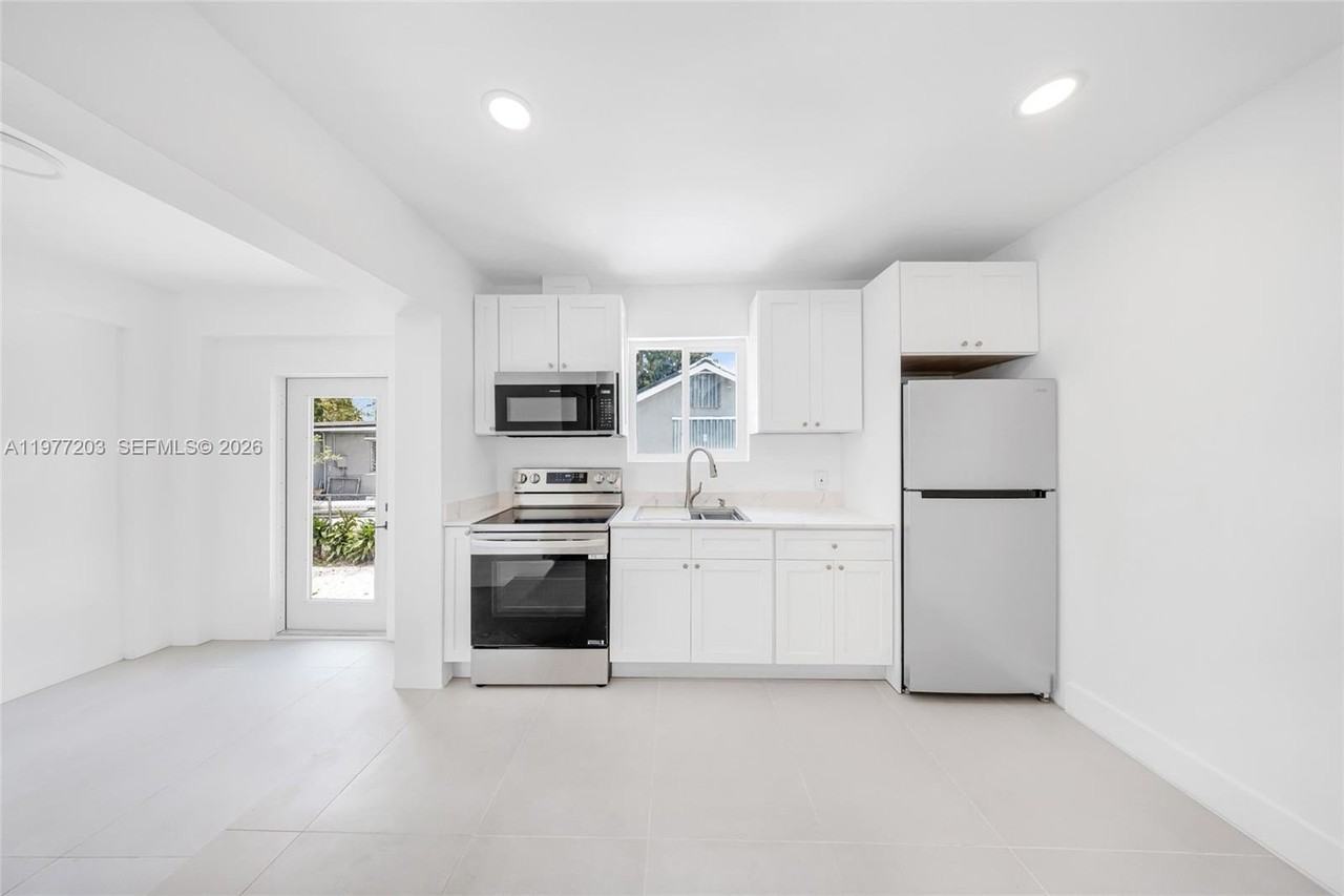 250 Nw 98th St #R - Photo 3 of 13