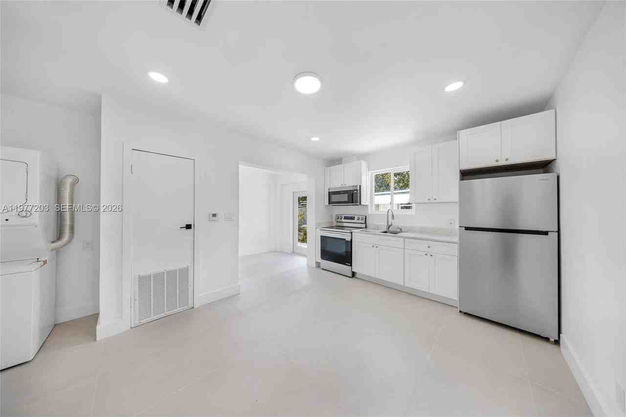 250 Nw 98th St #R - Photo 4 of 13