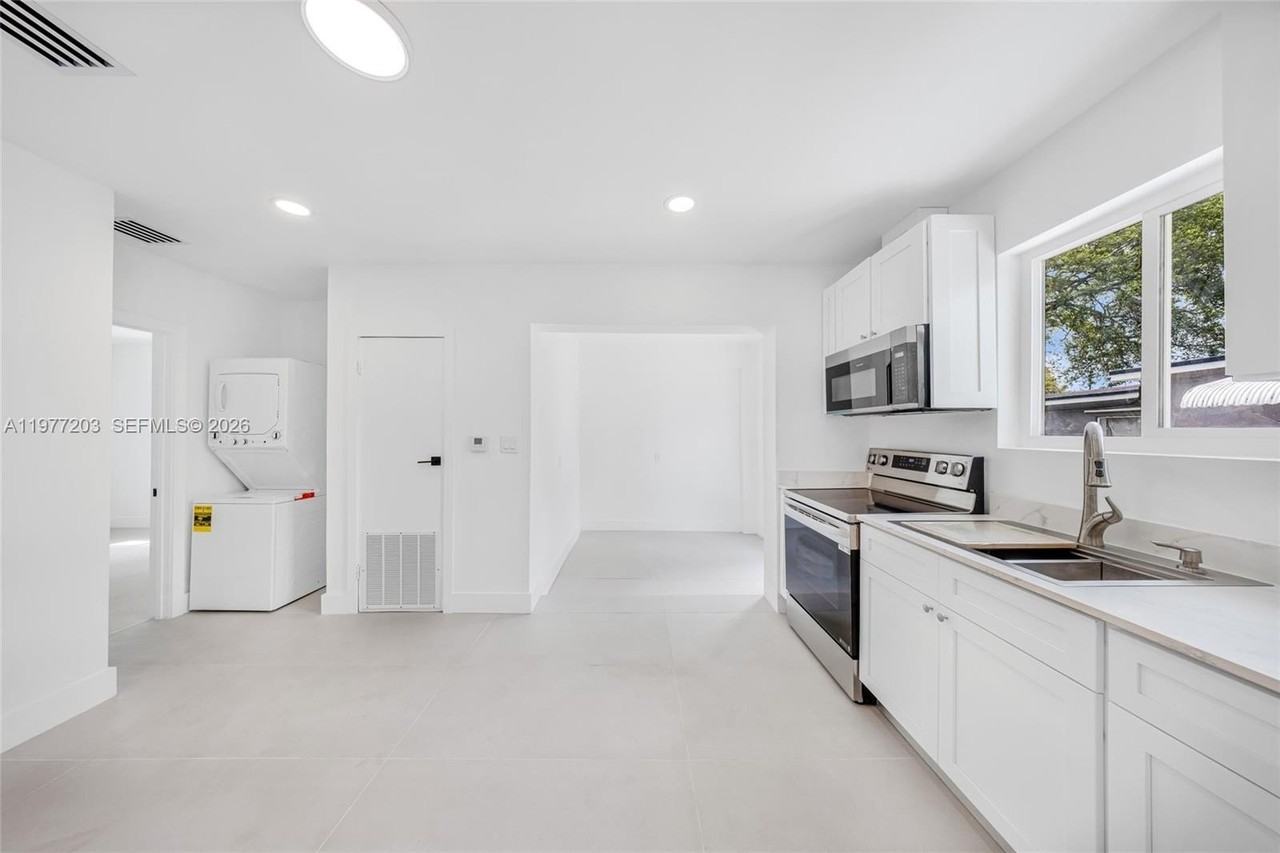 250 Nw 98th St #R - Photo 5 of 13