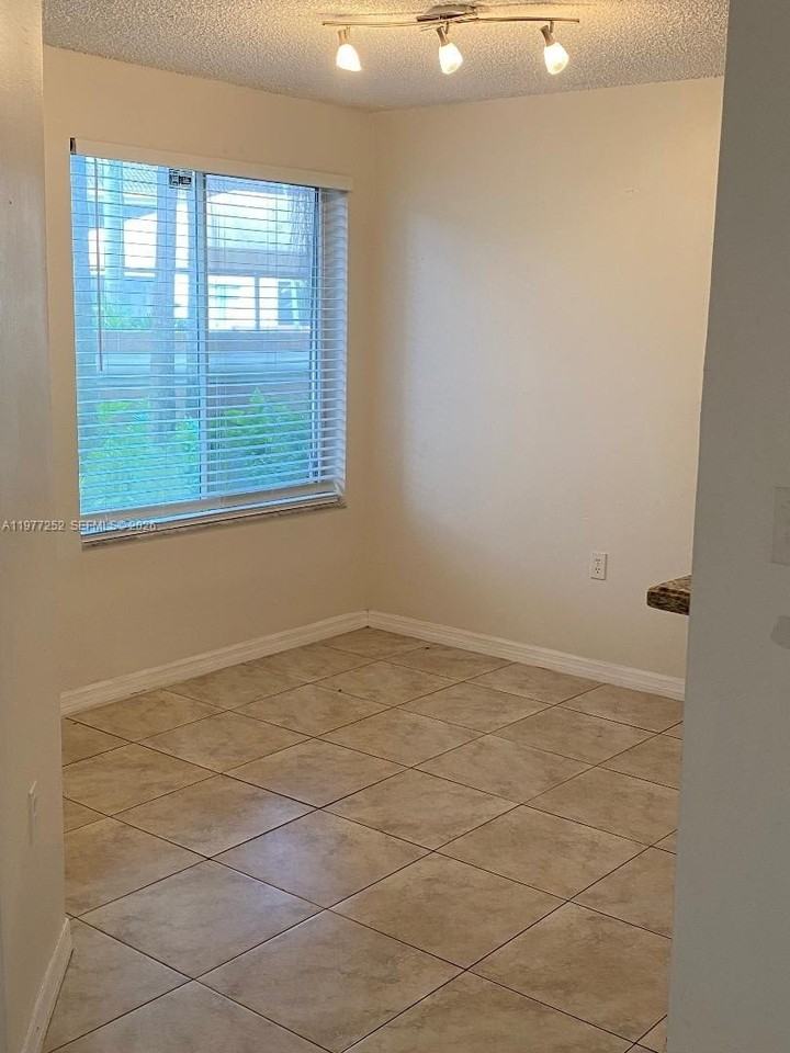 22104 Glenmoor Dr #22104 - Photo 3 of 14