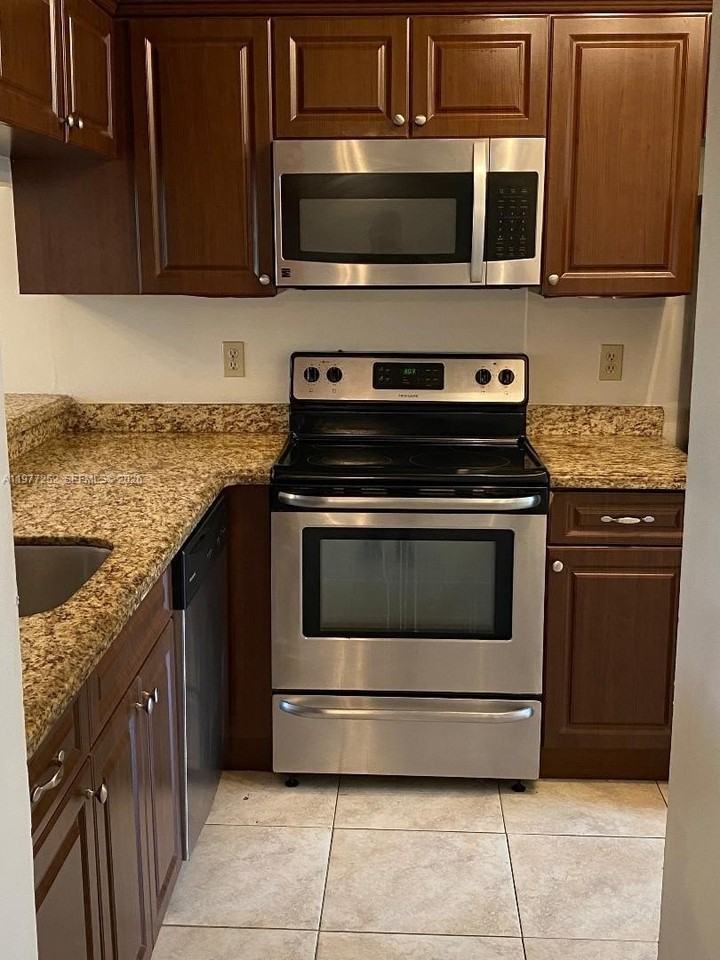 22104 Glenmoor Dr #22104 - Photo 4 of 14