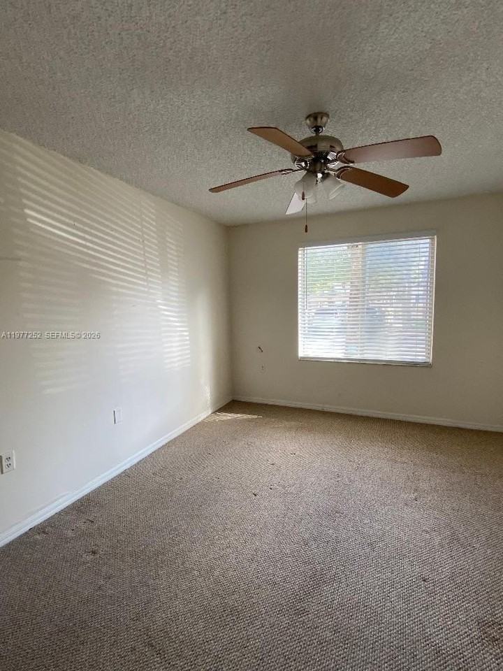 22104 Glenmoor Dr #22104 - Photo 5 of 14