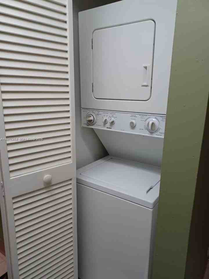 22104 Glenmoor Dr #22104 - Photo 6 of 14