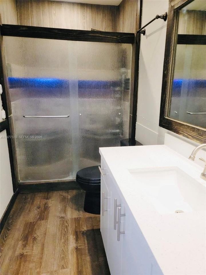 1439 Captains Walk #20D - Photo 6 of 23