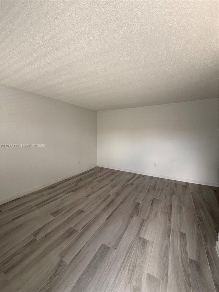 1629 Nw North River Dr #404 - Photo 4 of 18