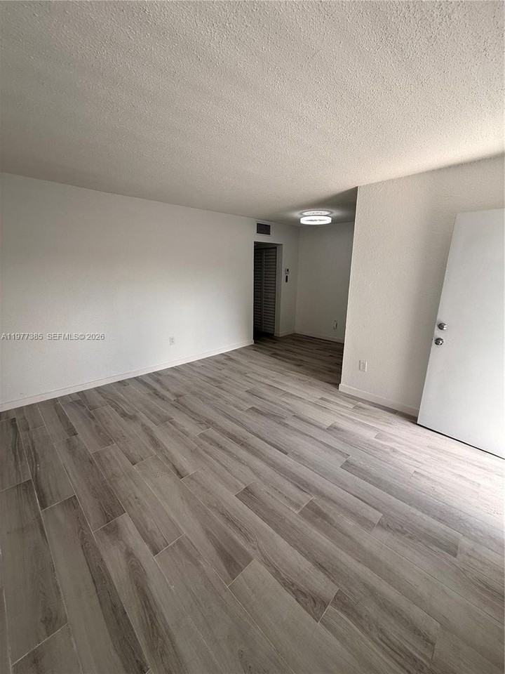 1629 Nw North River Dr #404 - Photo 5 of 18