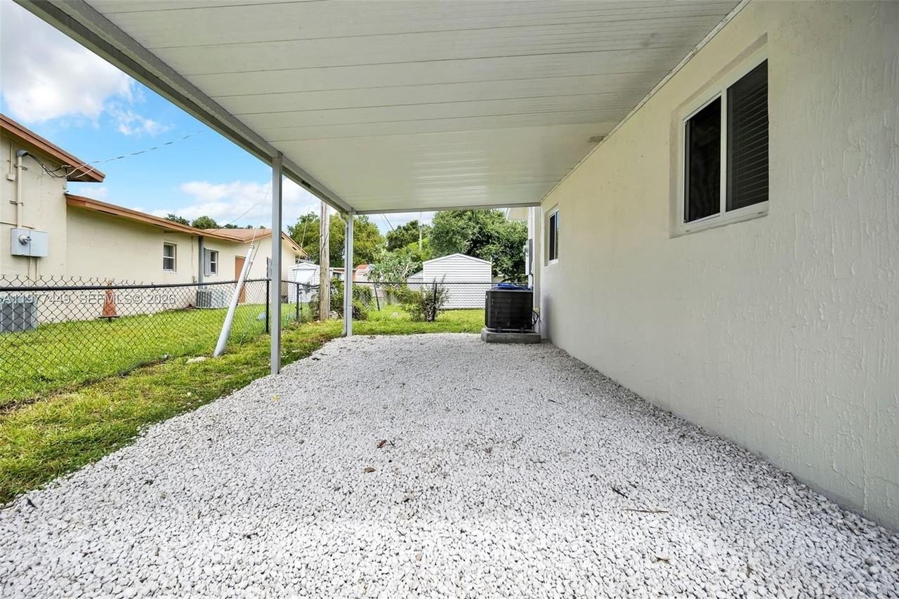 1401 Ne 152nd St - Photo 7 of 26