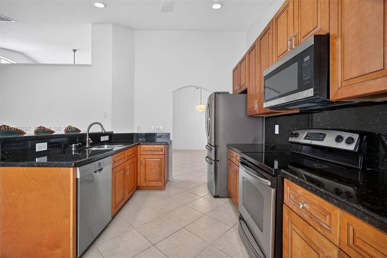 10624 Plainview Cir - Photo 4 of 49