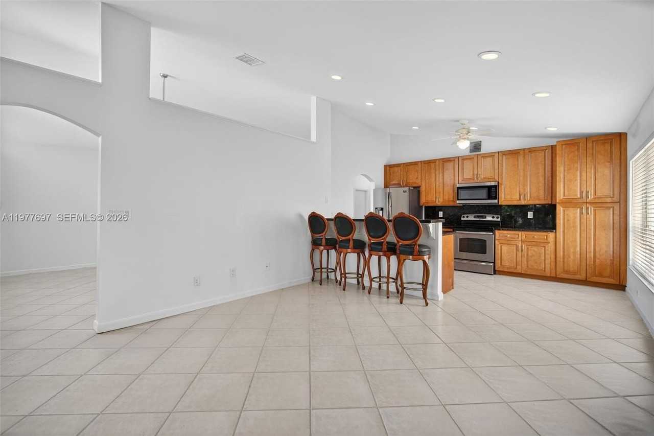 10624 Plainview Cir - Photo 5 of 49