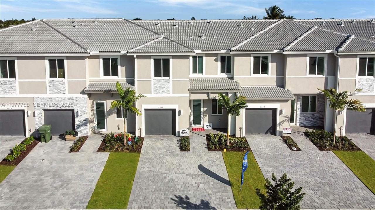 1381 Se 7th Ter #0 - Photo 2 of 18