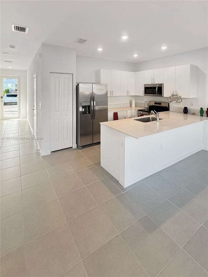 1381 Se 7th Ter #0 - Photo 5 of 18