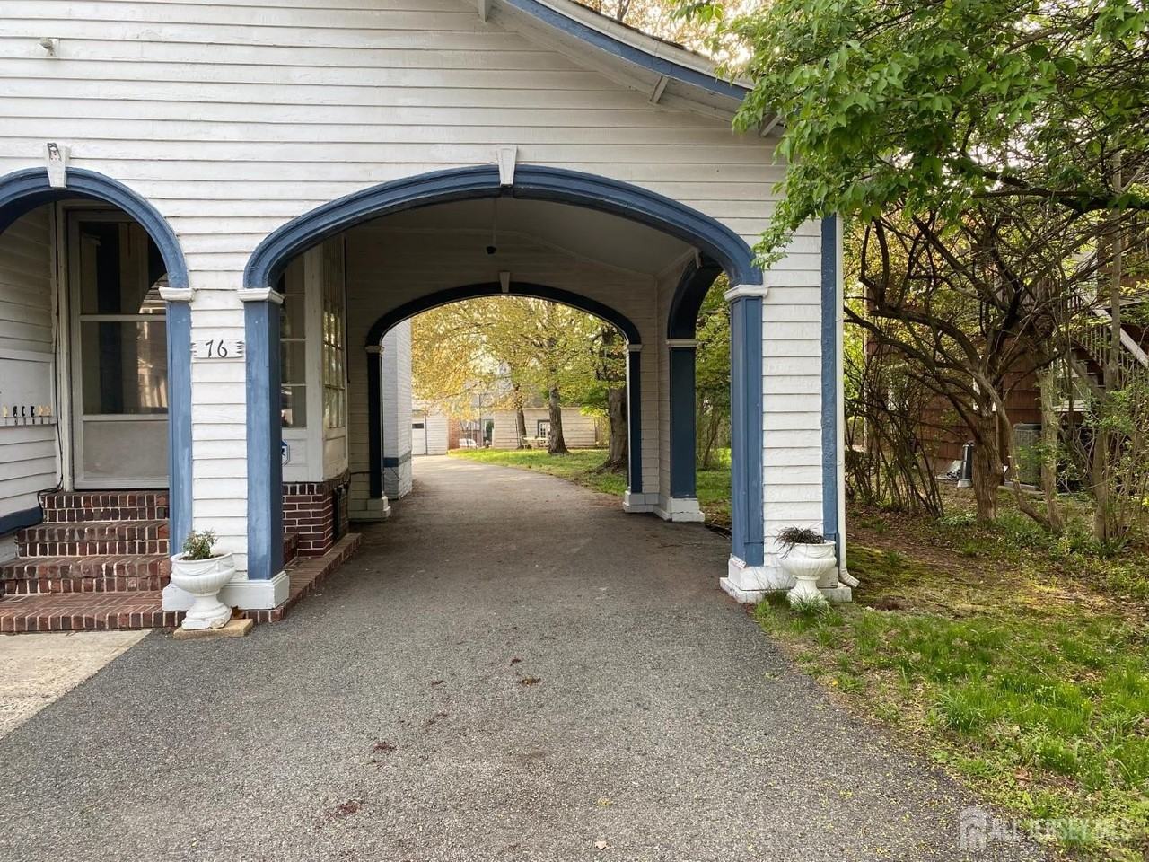 76 S Adelaide Ave - Photo 2 of 11