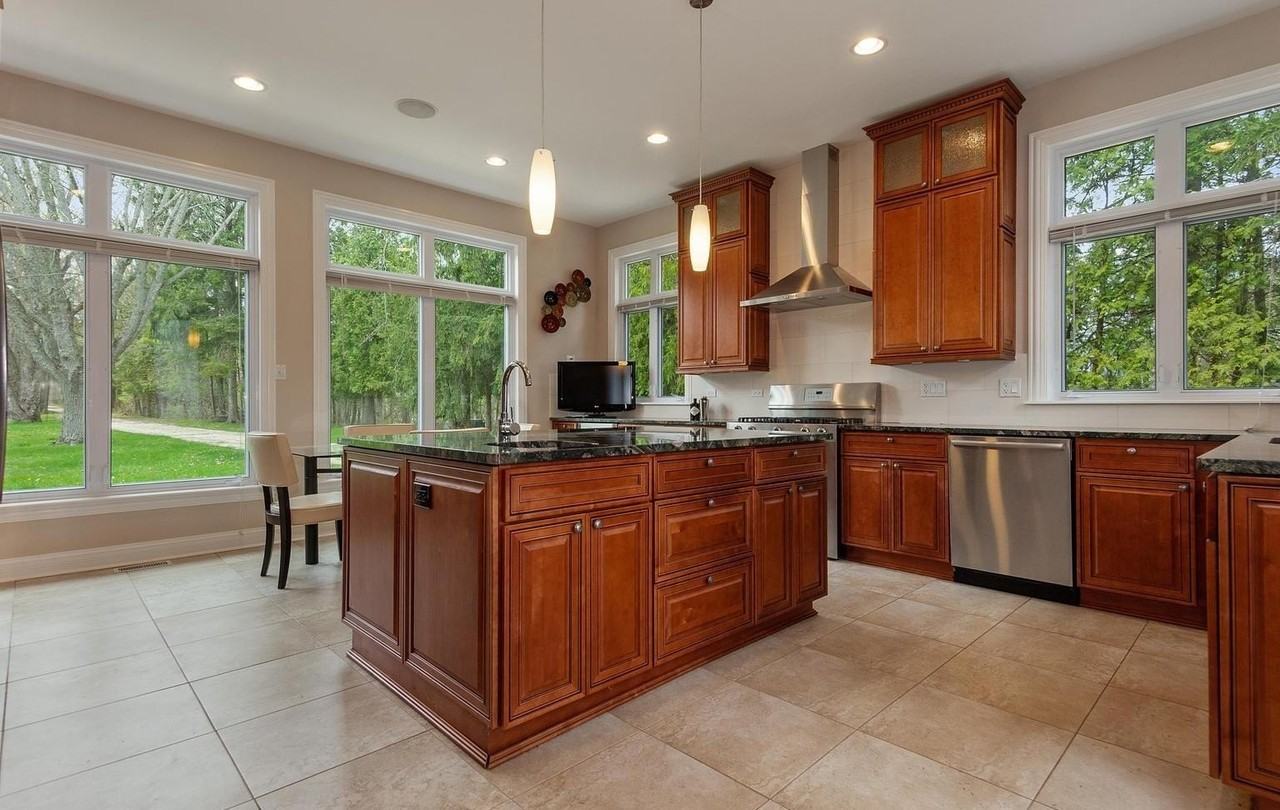 598 Lake Shore Rd - Photo 4 of 25