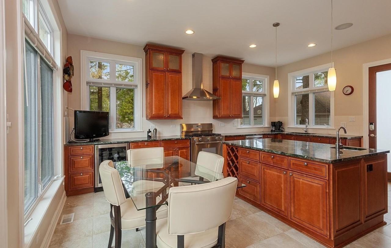 598 Lake Shore Rd - Photo 5 of 25