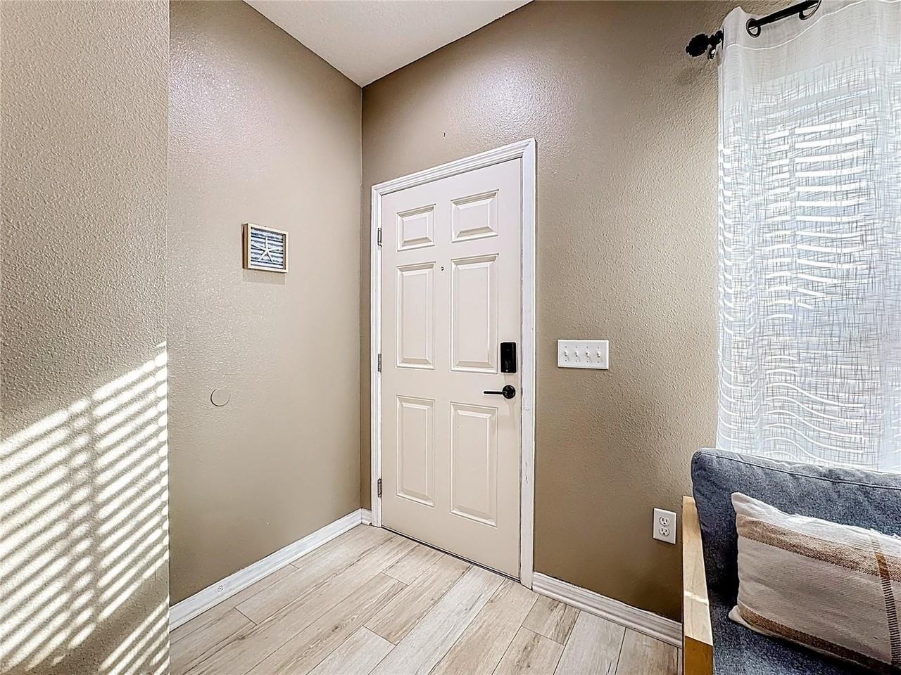 8986 Shine Dr - Photo 4 of 37