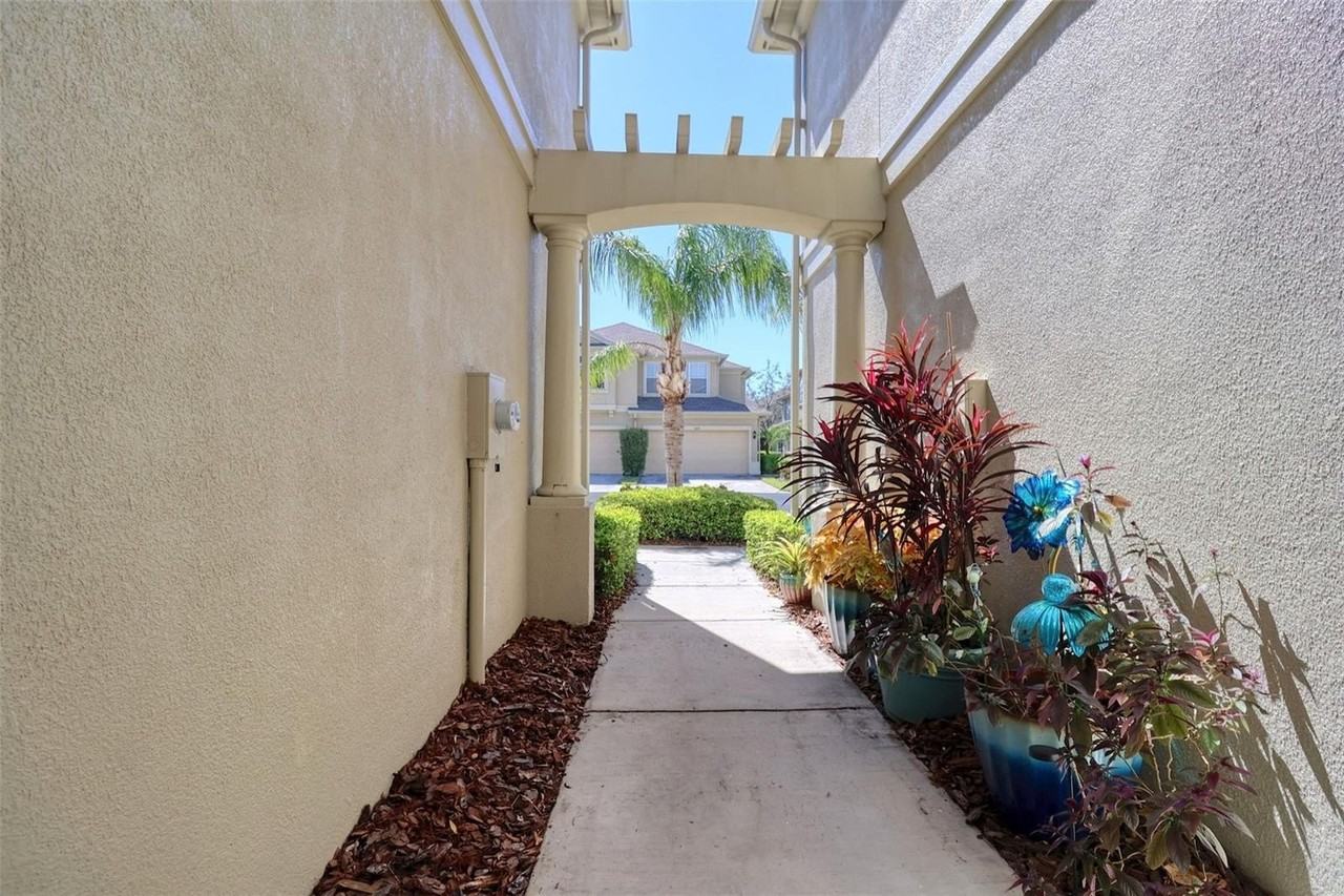 6643 83rd Ave N - Photo 3 of 34