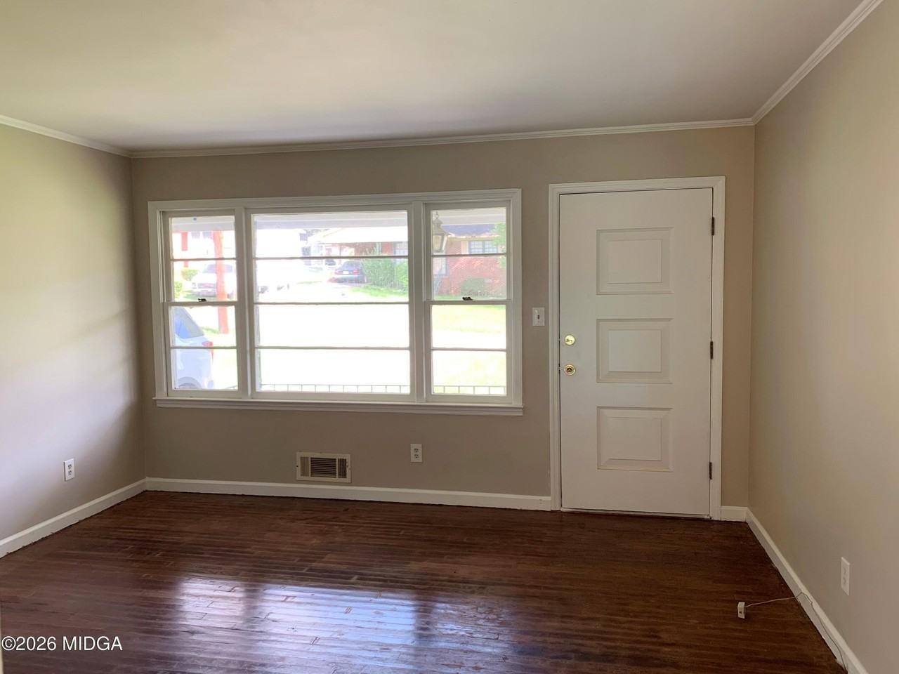 3240 Commodore Dr - Photo 2 of 24