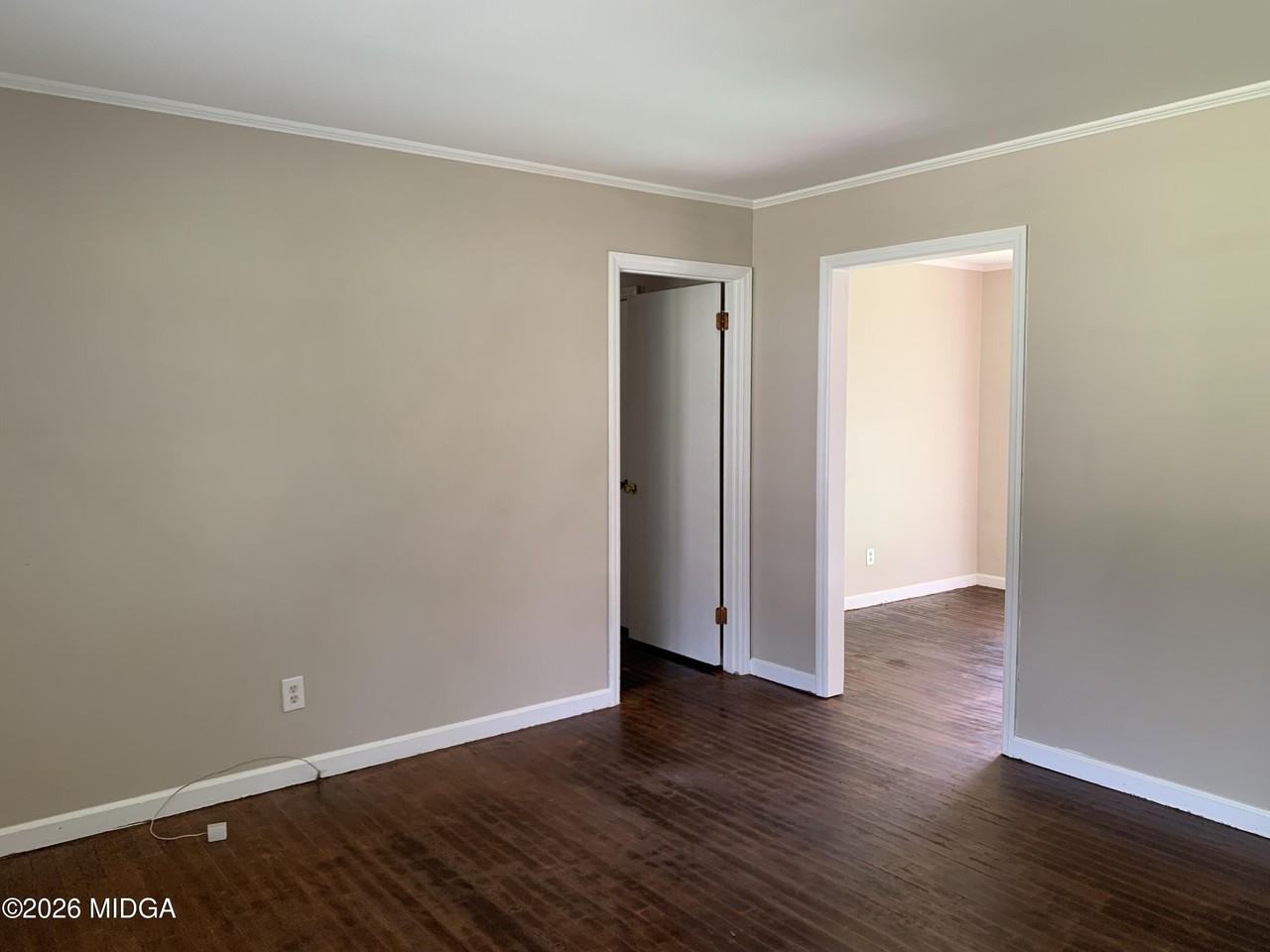 3240 Commodore Dr - Photo 3 of 24