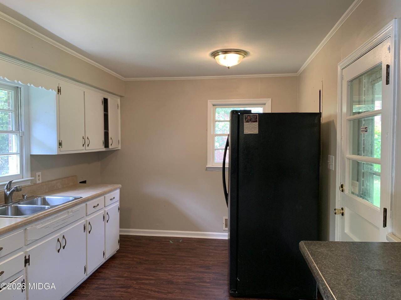 3240 Commodore Dr - Photo 7 of 24