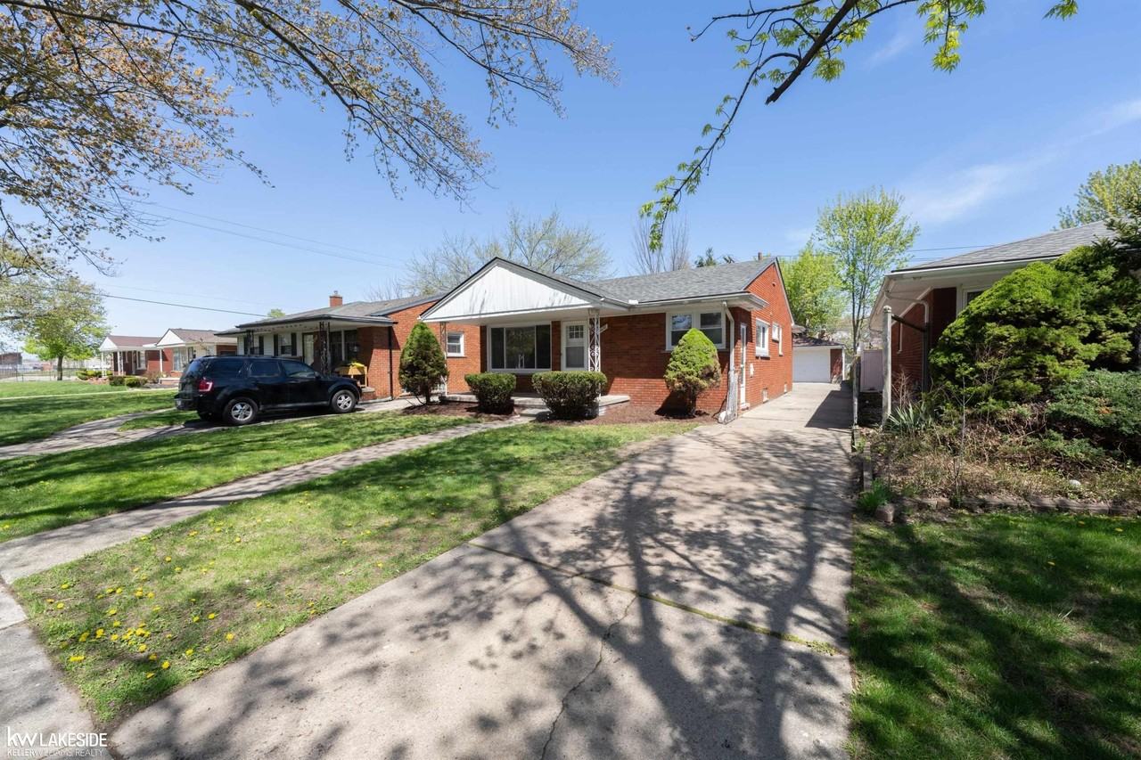 19637 Country Club Dr - Photo 2 of 43