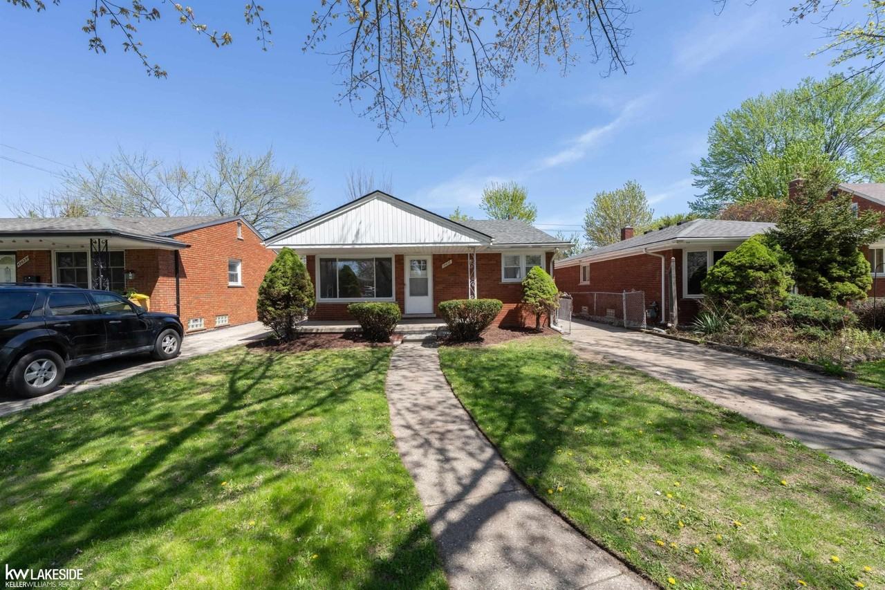 19637 Country Club Dr - Photo 3 of 43