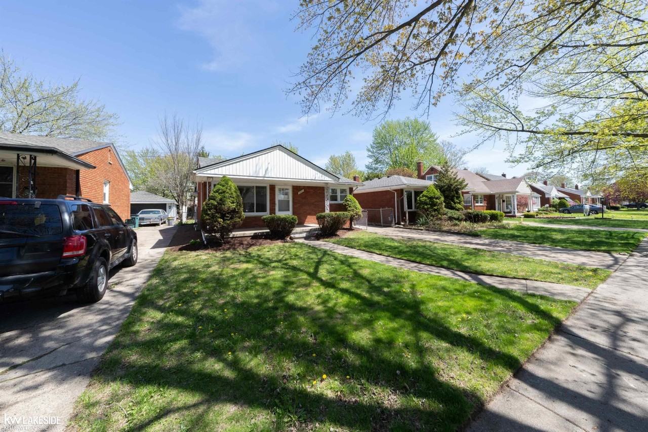 19637 Country Club Dr - Photo 4 of 43