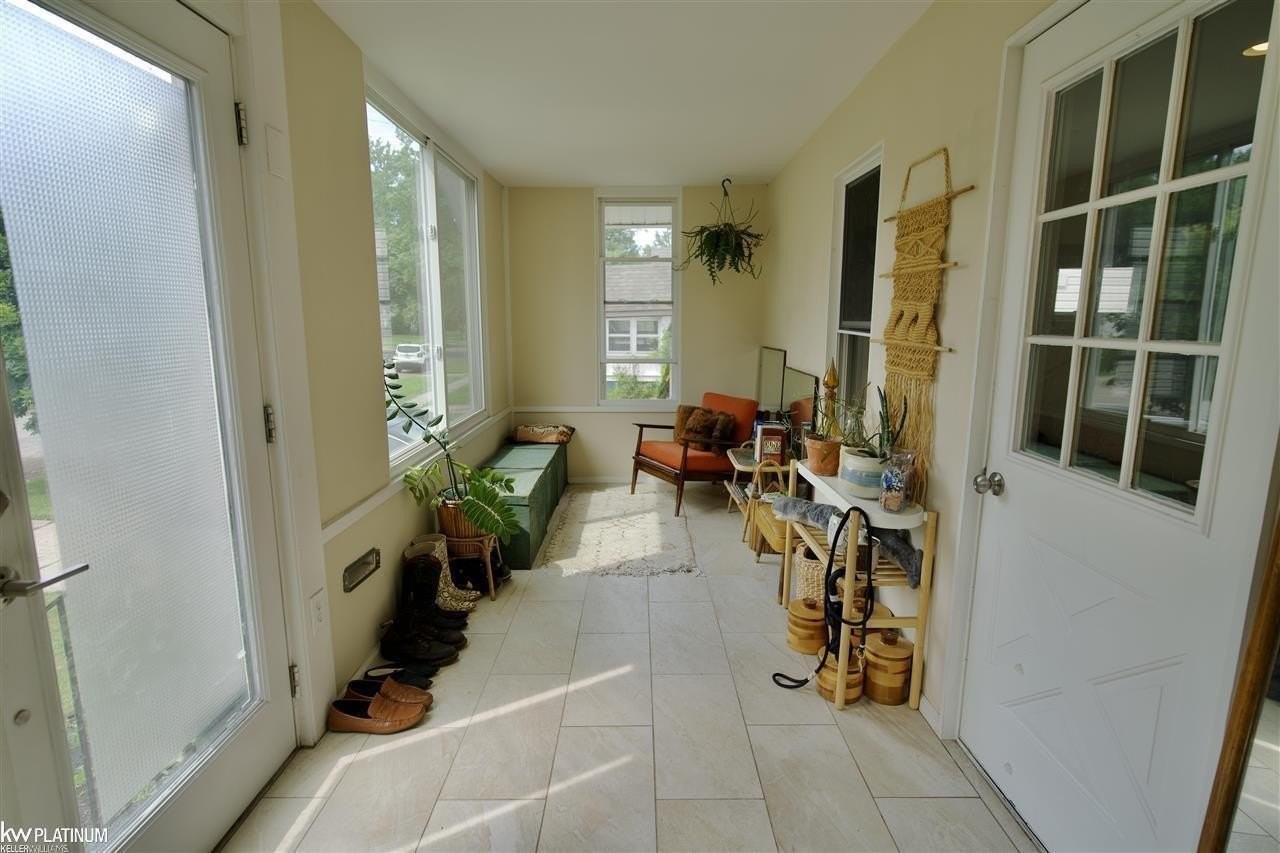 564 Stratford Rd - Photo 4 of 22