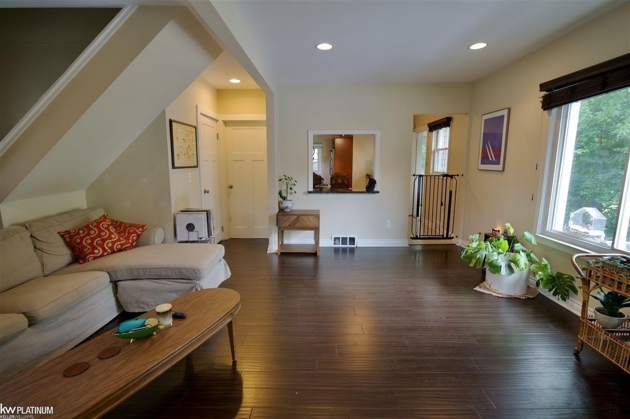 564 Stratford Rd - Photo 5 of 22