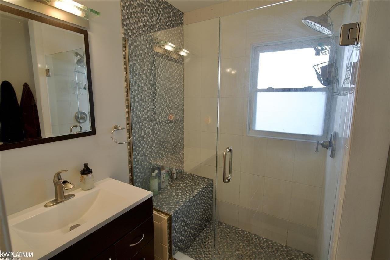 564 Stratford Rd - Photo 6 of 22