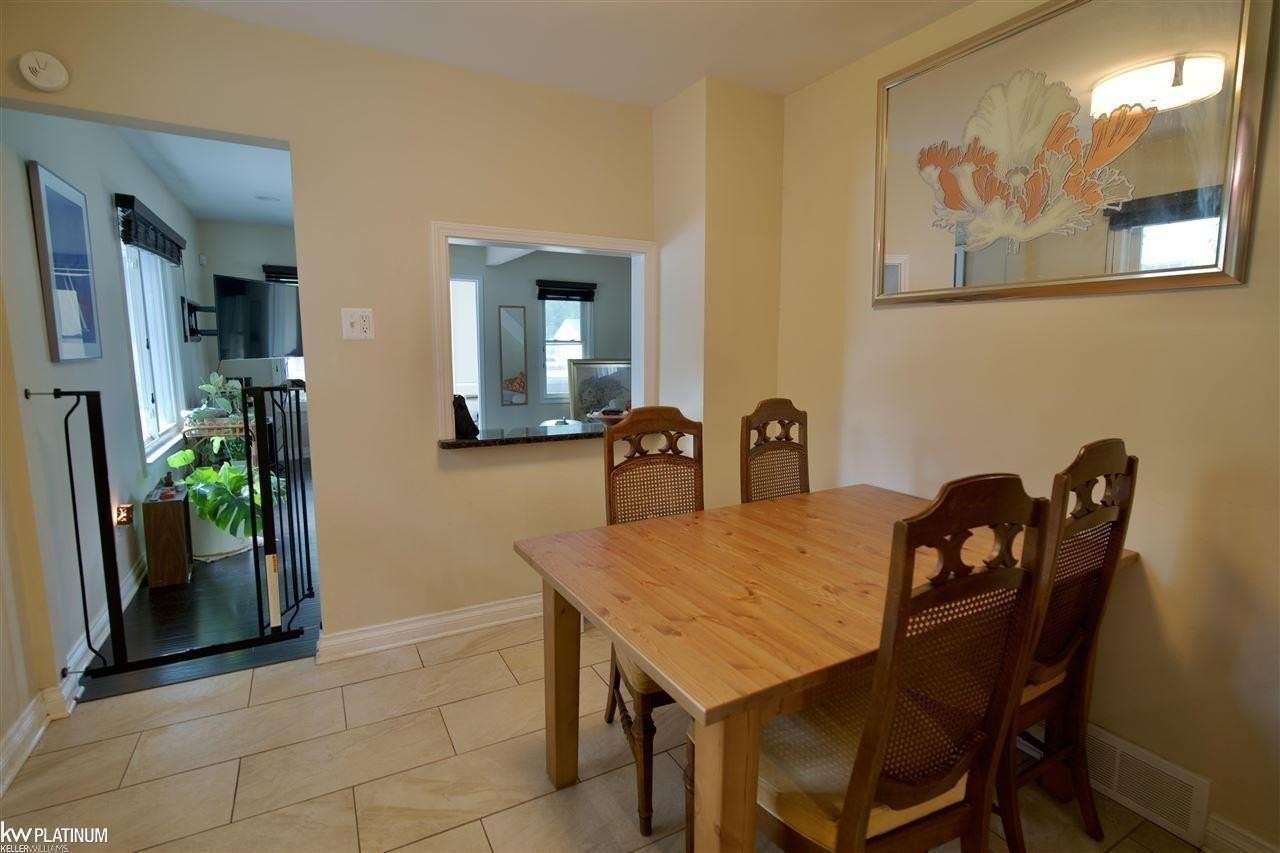 564 Stratford Rd - Photo 7 of 22