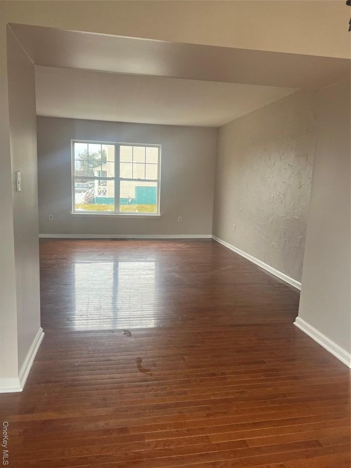 47 Helene Rd - Photo 3 of 7