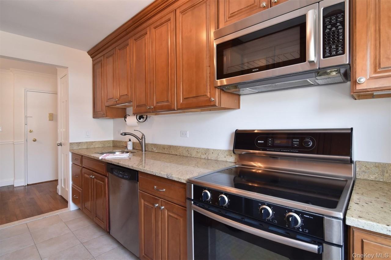 140 N Broadway Apt R4 - Photo 6 of 18