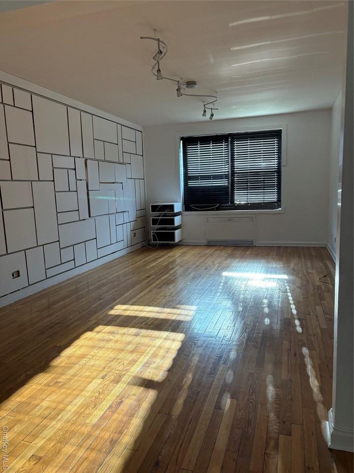 7311 Bell Blvd Apt 1b - Photo 5 of 10