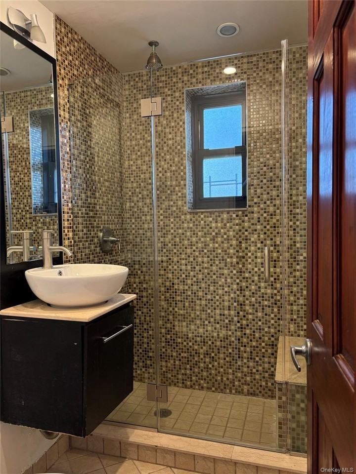 7311 Bell Blvd Apt 1b - Photo 6 of 10