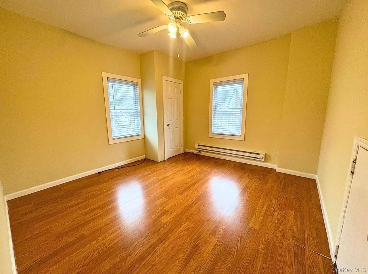 8456 164th St 2nd Fl - Photo 4 of 6