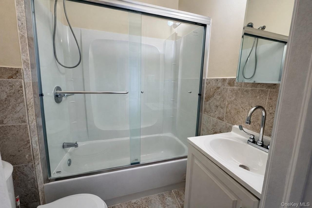 8456 164th St 2nd Fl - Photo 6 of 6