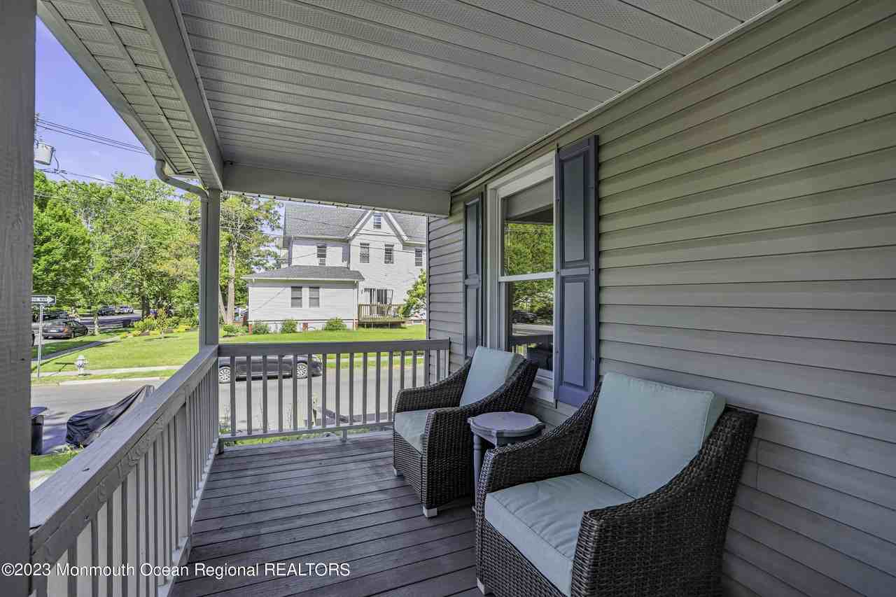 925 5th Ave - Photo 4 of 31