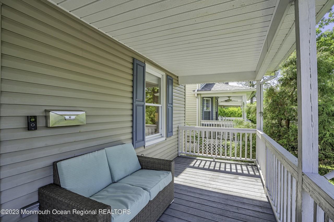 925 5th Ave - Photo 5 of 31