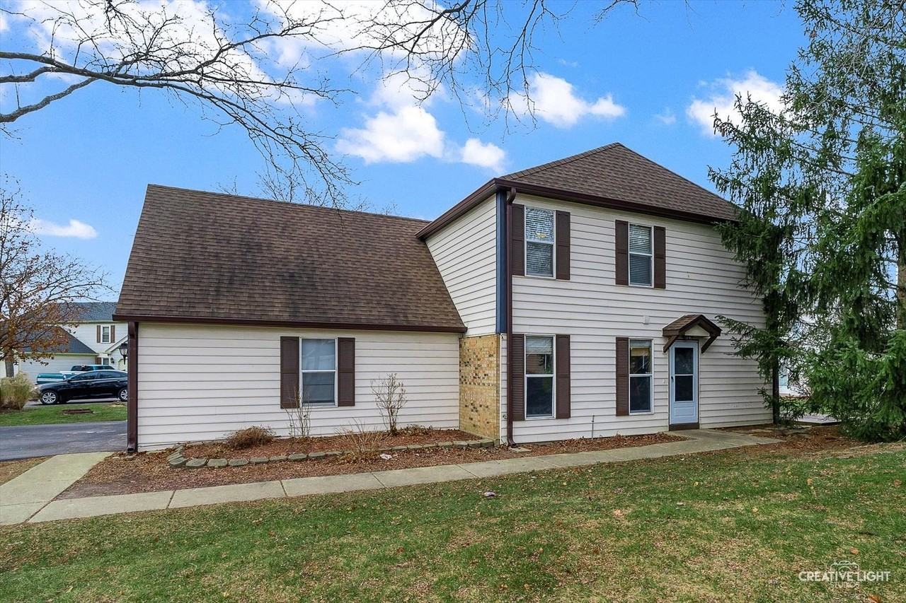 2456 Devonshire Ct - Photo 2 of 19