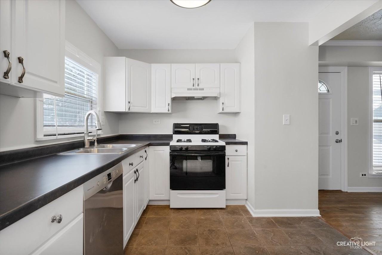 2456 Devonshire Ct - Photo 6 of 19