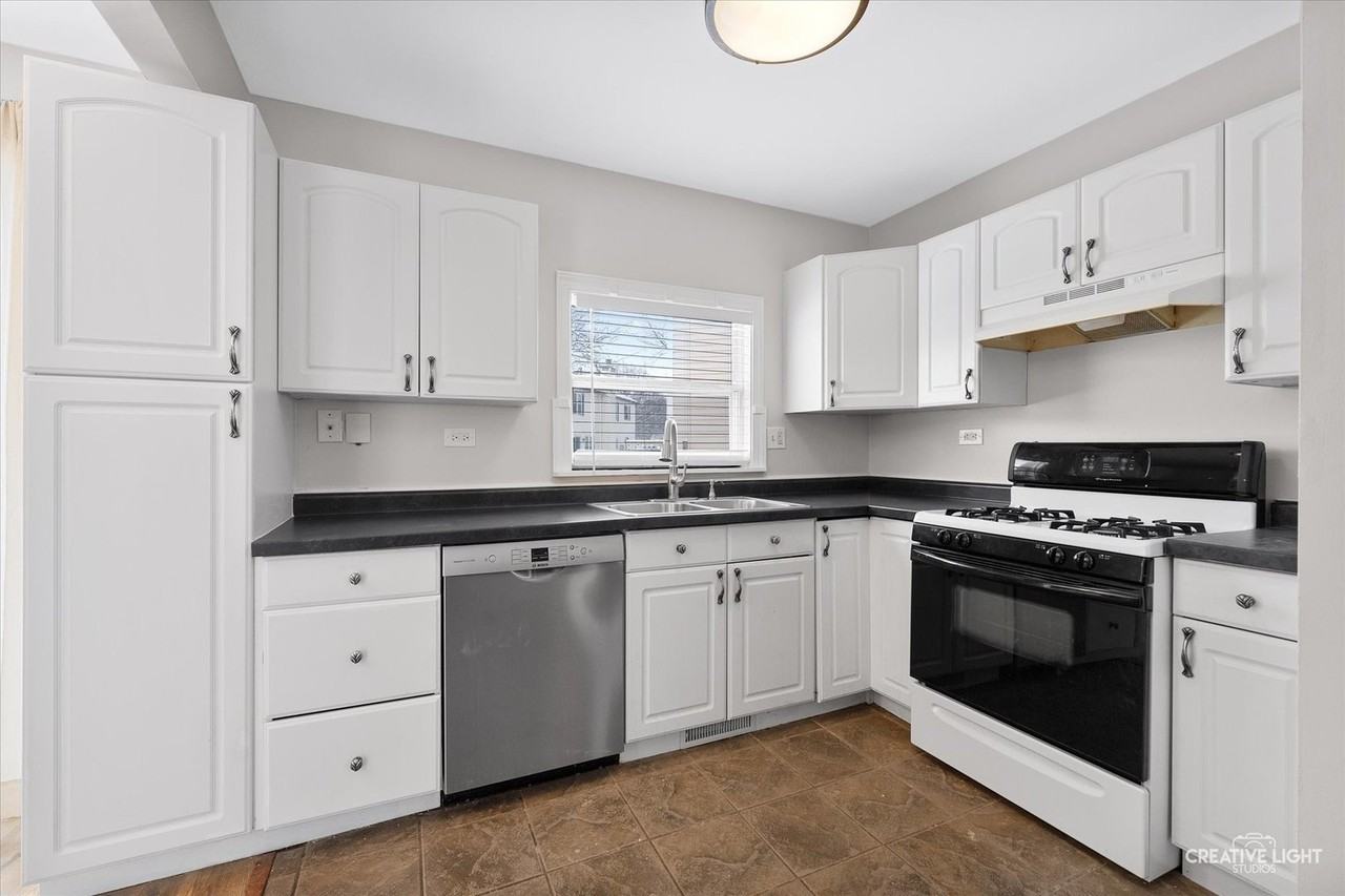 2456 Devonshire Ct - Photo 7 of 19